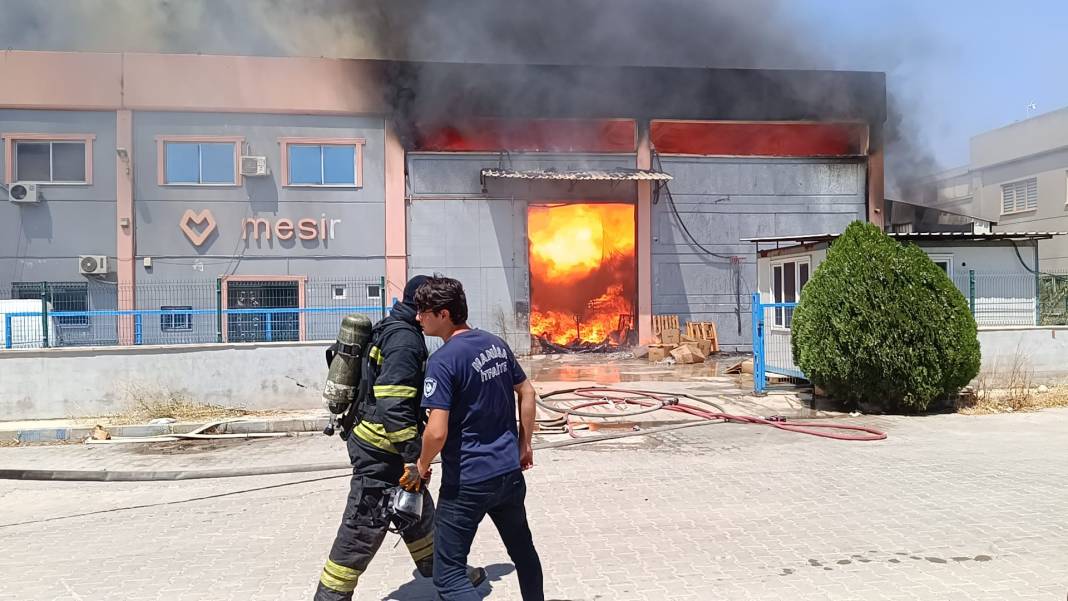 Manisa’da plastik fabrikasında yangın! Gökyüzünü kara dumanlar kapladı 2